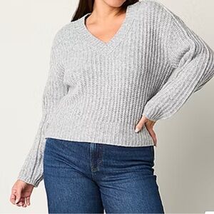 a.n.a Light Gray V-Neck Sweater Size M NWOT